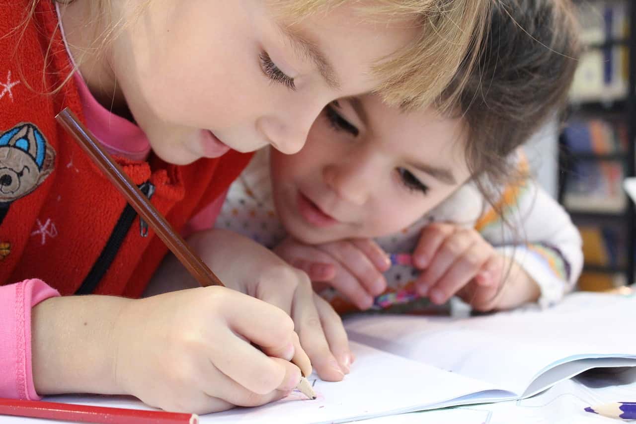 Dzieci odrabiające pracę domową