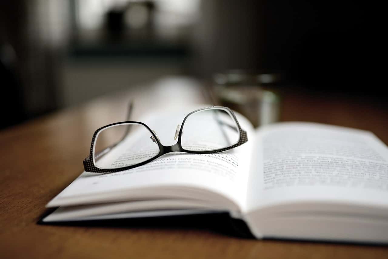 Okulary odłożone na książkę